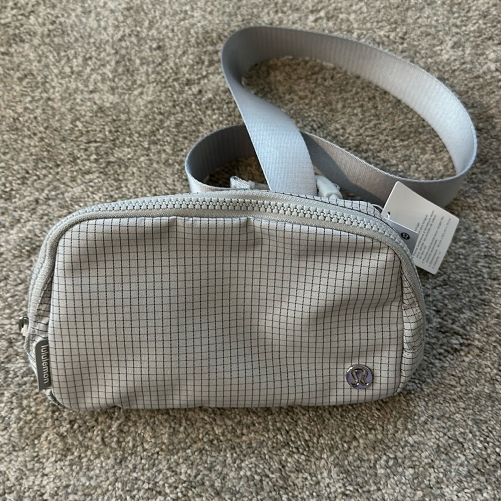 New Lululemon Everywhere Belt Bag - Seal Grey/Graphite Grey Grid Sold Out Rare